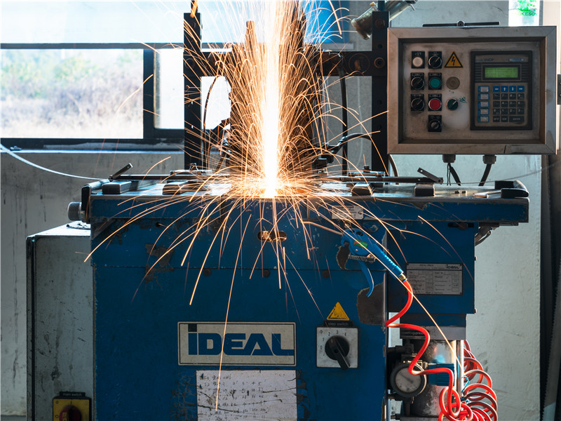 無錫鋸床生產(chǎn)廠家教您碰到自動鋸床變速箱漏油的情況該如何解決？