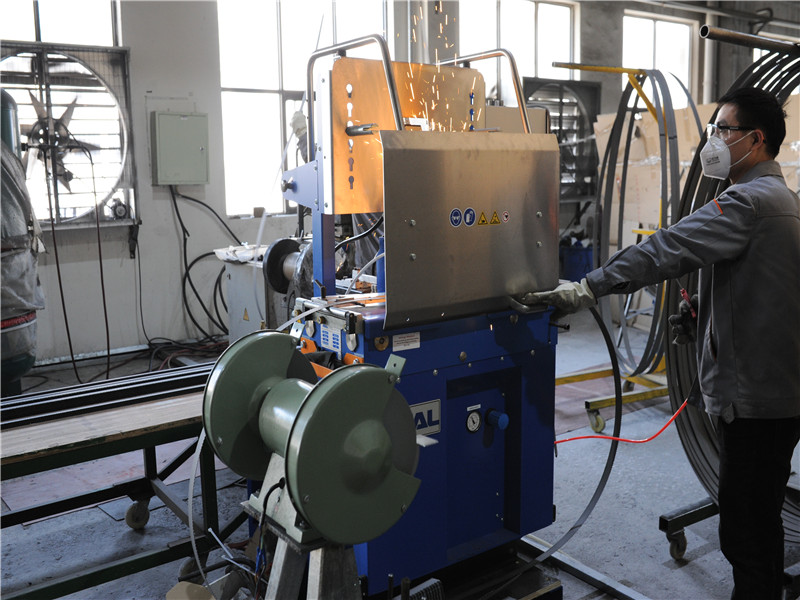 無錫鋸床生產(chǎn)廠家：碰到鋸床切割過程中材料切不正問題怎么辦？